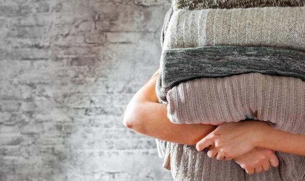 Mulher Segurando Nas Mãos Pilha Camisolas Malha Aconchegantes Fundo Parede — Fotografia de Stock