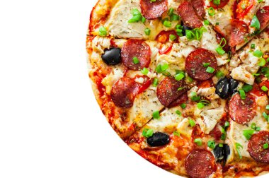 Tavuk eti, Mozzarella peyniri, sucuk, domates, zeytin, salam pizza. Beyaz arka plan üzerinde izole İtalyan pizza. kopya alanı ile. üstten görünüm