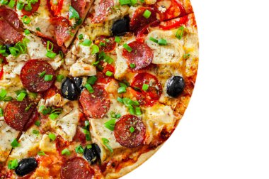 Tavuk eti, Mozzarella peyniri, sucuk, domates, zeytin, salam pizza. Beyaz arka plan üzerinde izole İtalyan pizza. kopya alanı ile. üstten görünüm