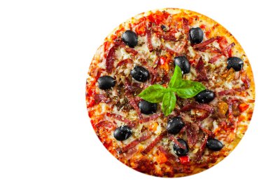 Pizza Mozzarella peyniri, salam, biber, jambon, biber, zeytin, baharat ve taze fesleğen. Beyaz arka plan üzerinde izole İtalyan pizza. kopya alanı ile. üstten görünüm