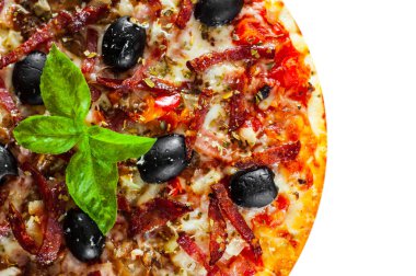 Pizza Mozzarella peyniri, salam, biber, jambon, biber, zeytin, baharat ve taze fesleğen. Beyaz arka plan üzerinde izole İtalyan pizza. kopya alanı ile. üstten görünüm