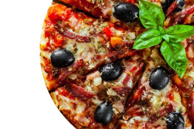 Pizza Mozzarella peyniri, salam, biber, jambon, biber, zeytin, baharat ve taze fesleğen. Beyaz arka plan üzerinde izole İtalyan pizza. kopya alanı ile. üstten görünüm