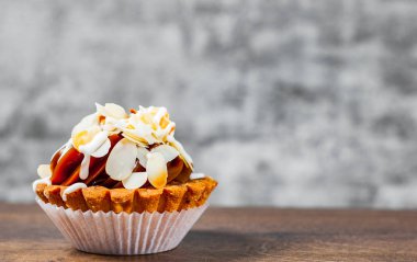 Buttercream kopya alanı gri duvar zemin üzerine ahşap tablo ile çikolatalı kek