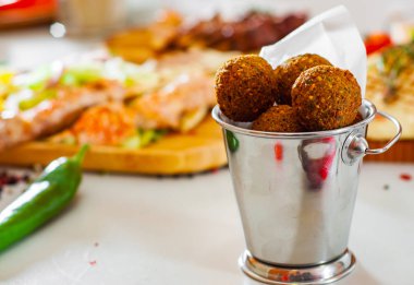 Taze falafel topları. derin kızarmış topları yere nohut