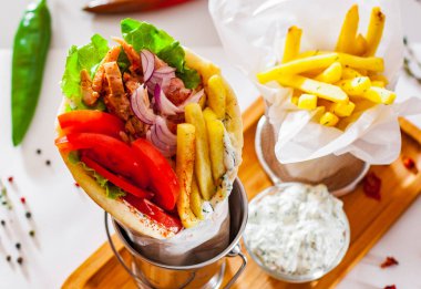 Yunan kuzu eti gyros tzatziki sos, sebze, beyaz peynir ve patates kızartması ile