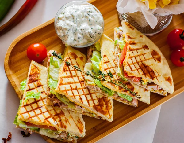 Skepasti Giroscópios Porco Com Carne Molho Tzatziki Legumes Queijo Batatas — Fotografia de Stock