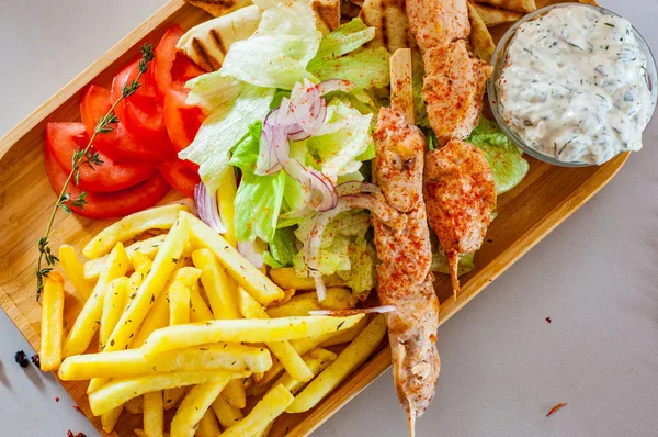 Souvlaki Frango Grego Com Salada Batatas Fritas Francesas Pita Molho — Fotografia de Stock