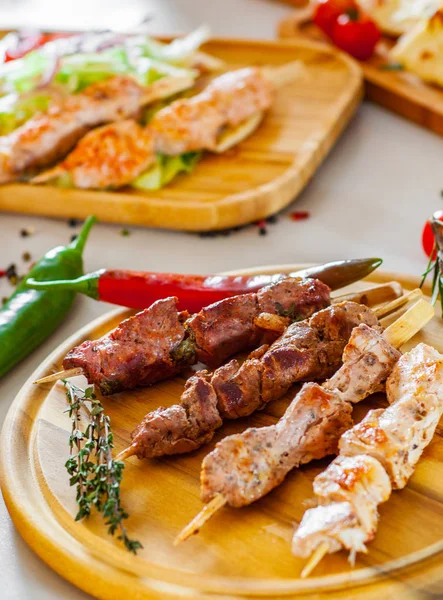 ギリシャの肉スブラキと木製プレート — ストック写真