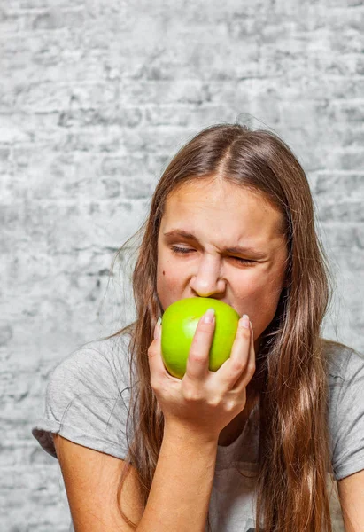 Portrait Young Teenager Brunette Girl Long Hair Eat Green Apple — Stock Photo, Image