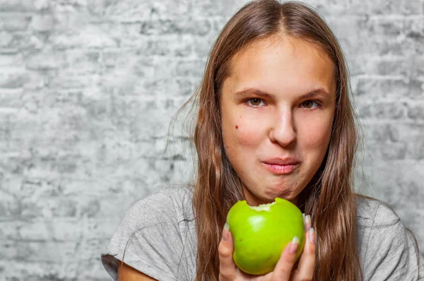 Portrait Young Teenager Brunette Girl Long Hair Eat Green Apple — Stock Photo, Image