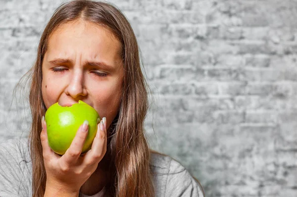 Porträtt Ung Tonåring Brunett Tjej Med Långt Hår Äter Grönt — Stockfoto