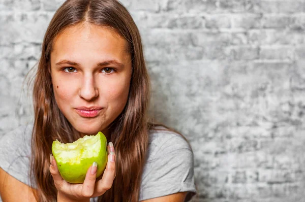 Portret Tineri Adolescenta Bruneta Fata Păr Lung Mânca Mere Verzi — Fotografie, imagine de stoc