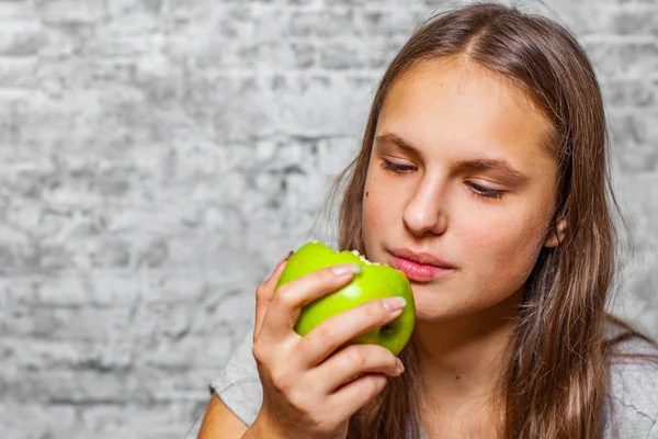 Portrait Young Teenager Brunette Girl Long Hair Eat Green Apple — Stock Photo, Image