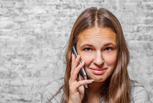 Portret Młody Nastolatek Brunetka Dziewczyna Długimi Włosami Przy Użyciu Telefonu — Zdjęcie stockowe