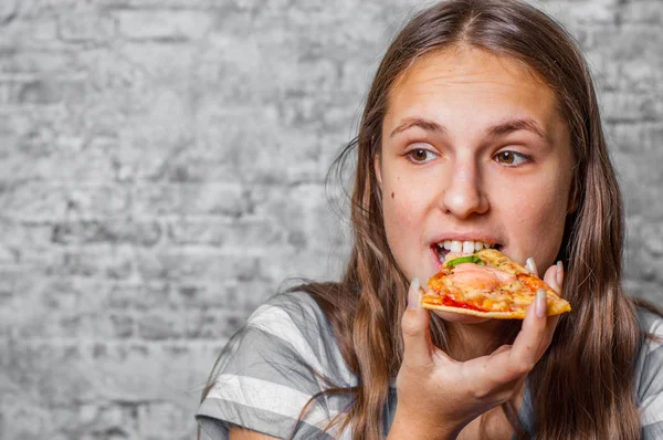 Portrét Mladé Teenager Brunetka Dívka Dlouhými Vlasy Jíst Plátek Pizzy — Stock fotografie