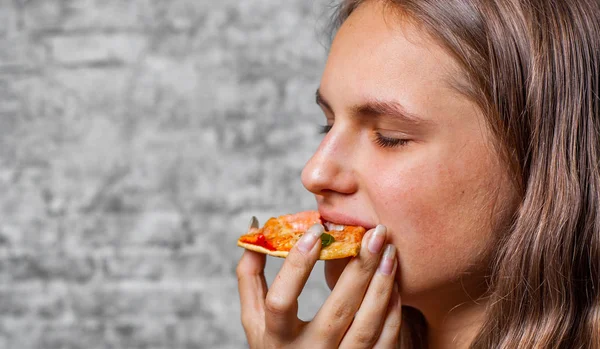 Portrét Mladé Teenager Brunetka Dívka Dlouhými Vlasy Jíst Plátek Pizzy — Stock fotografie