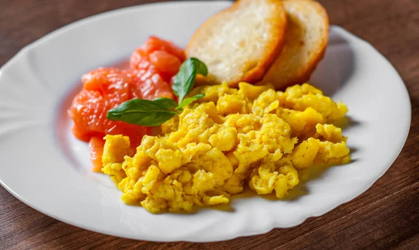 Huevos Revueltos Con Salmón Ahumado Tostadas Plato Blanco Sobre Fondo — Foto de Stock