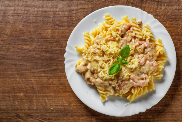 Fusilli Pasta Con Sugo Carbonara Formaggio Piatto Bianco Fondo Tavola — Foto Stock