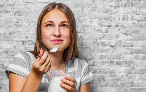 Портрет Юной Брюнетки Подростка Длинными Волосами Поедающей Мороженое Фоне Серой — стоковое фото