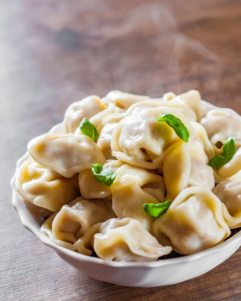 Gnocchi Carne Pelmeni Russi Ravioli Con Carne Ciotola Uno Sfondo — Foto Stock