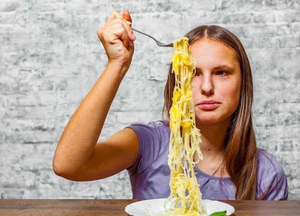 Retrato Jovem Adolescente Morena Com Cabelos Longos Comer Massa Espaguete — Fotografia de Stock