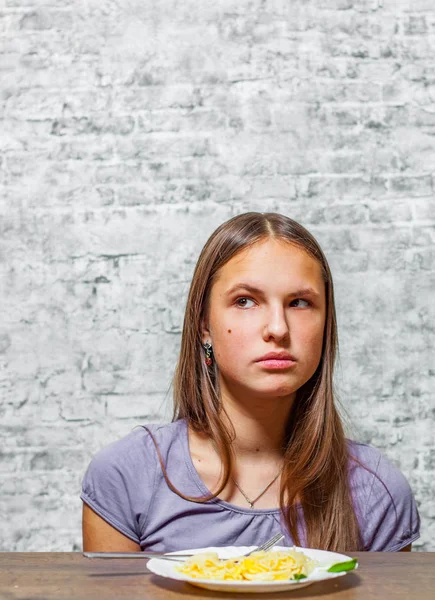 Retrato Jovem Adolescente Morena Com Cabelos Longos Comer Massa Espaguete — Fotografia de Stock