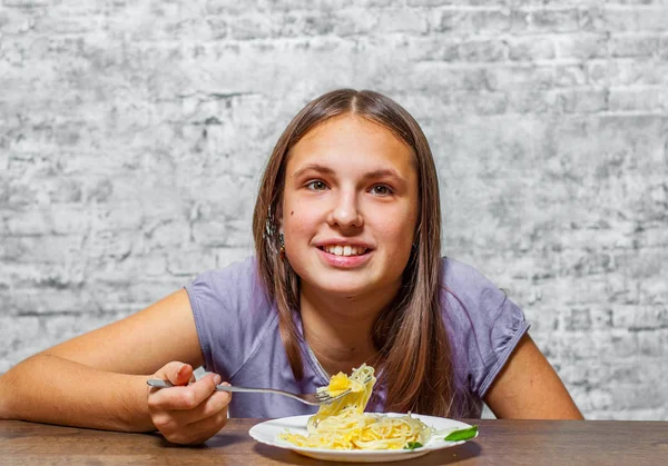 Retrato Jovem Adolescente Morena Com Cabelos Longos Comer Massa Espaguete — Fotografia de Stock