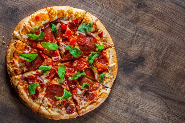 Pizza Pepperoni Fatiada Com Queijo Mozzarella Salame Chouriço Molho Tomate — Fotografia de Stock