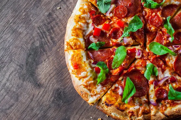 Pizza Pepperoni Rodajas Con Queso Mozzarella Salami Chorizo Salsa Tomate — Foto de Stock