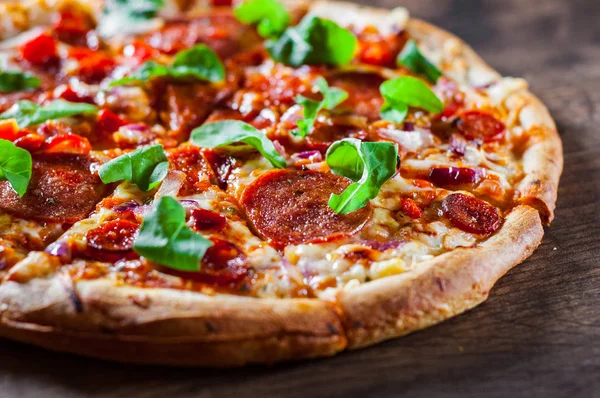 Plasterki Pepperoni Pizza Salami Chorizo Ser Mozzarella Sos Pomidorowy Papryka — Zdjęcie stockowe