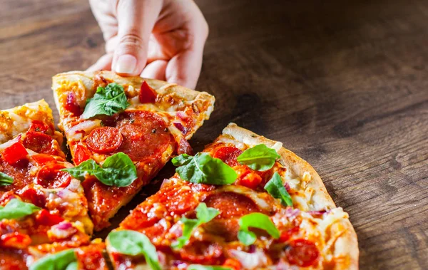 Kobieta Ręki Bierze Kawałek Pepperoni Pizza Mozzarella Ser Salami Chorizo — Zdjęcie stockowe