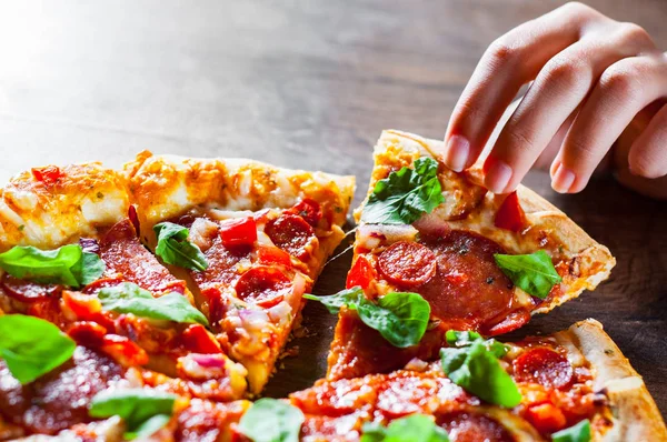 Woman Hand Toma Una Rebanada Pizza Pepperoni Con Queso Mozzarella — Foto de Stock