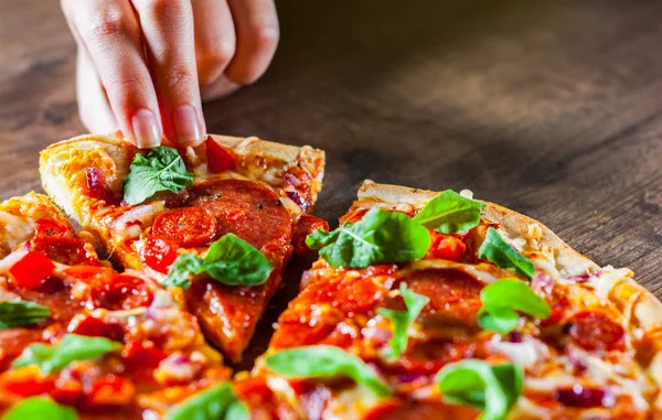 Woman Hand Toma Una Rebanada Pizza Pepperoni Con Queso Mozzarella — Foto de Stock