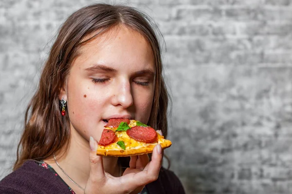 Πορτρέτο Του Νεαρού Έφηβος Μελαχρινή Κοπέλα Μακριά Μαλλιά Τρώγοντας Φέτα — Φωτογραφία Αρχείου