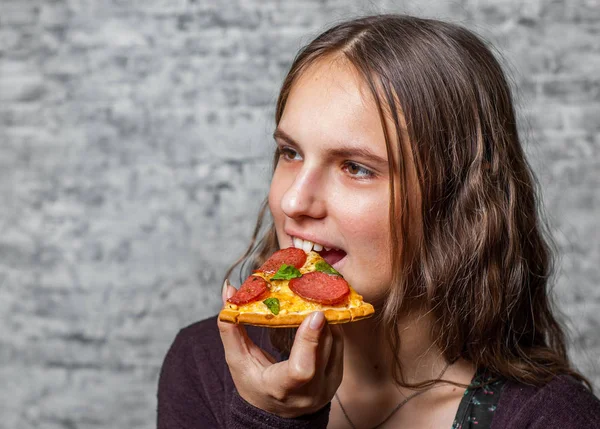 Portré Fiatal Tinédzser Barna Lány Hosszú Haj Eszik Szelet Pizza — Stock Fotó