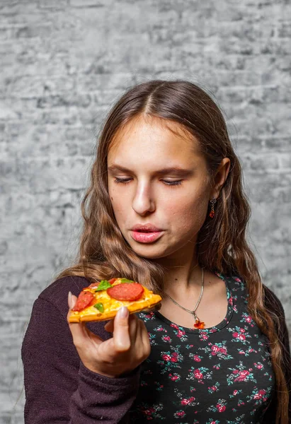 Πορτρέτο Του Νεαρού Έφηβος Μελαχρινή Κοπέλα Μακριά Μαλλιά Τρώγοντας Φέτα — Φωτογραφία Αρχείου
