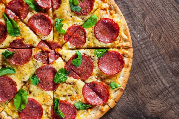 Pizza Pepperoni Con Queso Mozzarella Salami Salsa Tomate Pimienta Especias — Foto de Stock