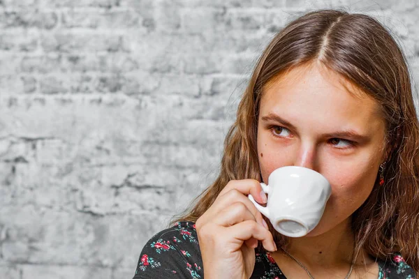 Portré Fiatal Tizenéves Tini Hosszú Haj Gazdaság Egy Csésze Eszpresszó — Stock Fotó