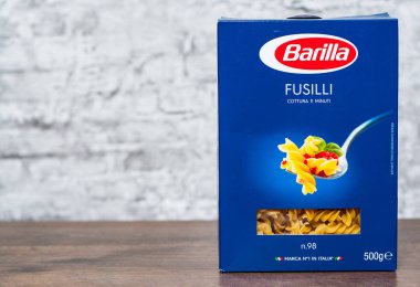 Minsk, Beyaz Rusya - 24 Kasım 2018: Barilla Düdük makarna çeşitleri ahşap masa kopya alanı gri duvar zemin üzerine bir kutusunda