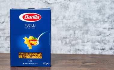 Minsk, Beyaz Rusya - 24 Kasım 2018: Barilla Düdük makarna çeşitleri ahşap masa kopya alanı gri duvar zemin üzerine bir kutusunda