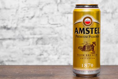 Minsk, Beyaz Rusya - 25 Kasım 2018: Olabilir, Amstel Premium Pilsener bira kopya alanı gri duvar zemin üzerine ahşap tablo