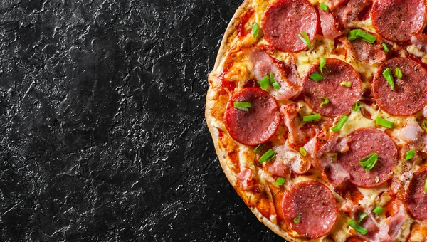 Pizza Pepperoni Con Queso Mozzarella Salami Tocino Salsa Tomate Pimienta — Foto de Stock