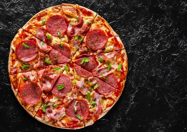 Pizza Pepperoni Con Queso Mozzarella Salami Tocino Salsa Tomate Pimienta — Foto de Stock