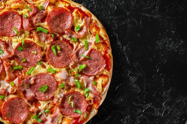 Pepperoni Pizza Mozzarelli Ser Salami Boczek Pomidor Sos Pieprz Przyprawy — Zdjęcie stockowe