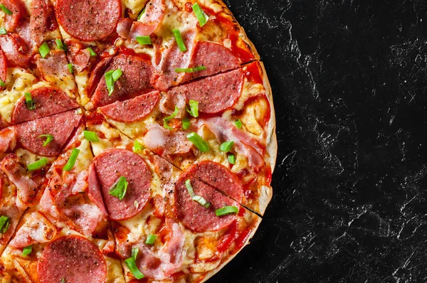 Pizza Pepperoni Con Queso Mozzarella Salami Tocino Salsa Tomate Pimienta — Foto de Stock