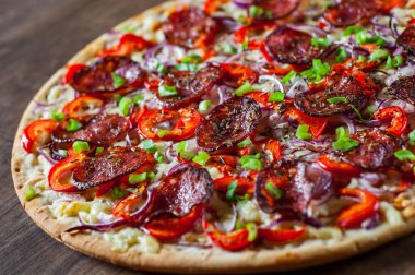 Biberli Pizza Mozzarella peyniri, salam, domates sosu, biber, soğan, baharat. Ahşap masa arka plan üzerinde İtalyan pizza
