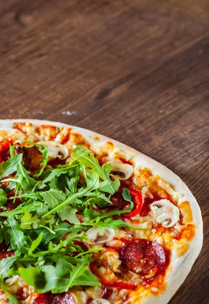 Pizza Mit Mozzarella Champignons Peperoni Tomatensauce Salami Pfeffer Gewürzen Und — Stockfoto