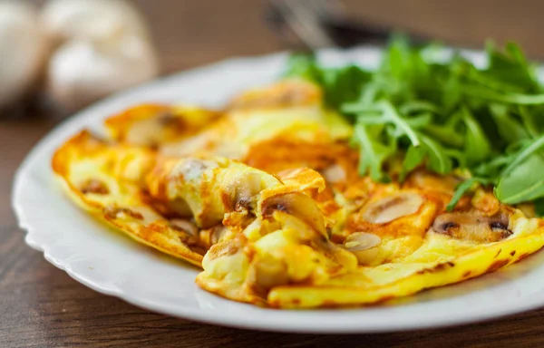 Omelett Mit Pilzen Und Rucolasalat Weißem Teller Auf Holztischhintergrund — Stockfoto