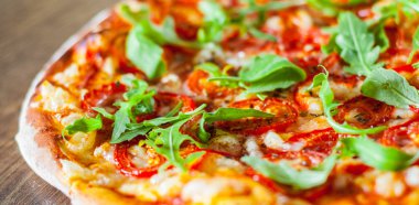 Vejetaryen Pizza Mozzarella peyniri, domates, biber, baharat ve taze roka ile. İtalyan pizza. Pizza Margherita veya ahşap masa arka plan üzerinde Margarita