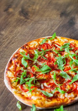 Vejetaryen Pizza Mozzarella peyniri, domates, biber, baharat ve taze roka ile. İtalyan pizza. Pizza Margherita veya ahşap masa arka plan üzerinde Margarita
